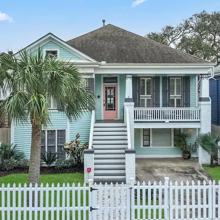 Central Galveston Home In Historic Area